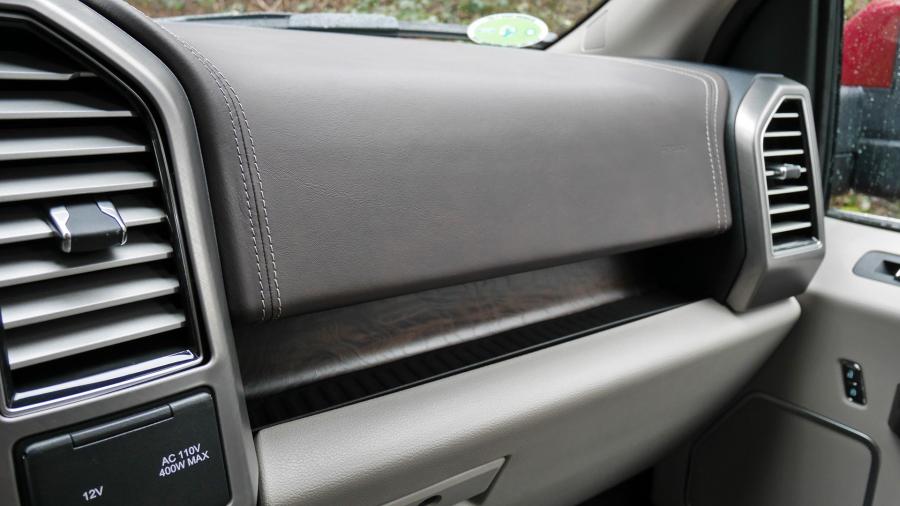 Детали интерьера Ford F-150 Limited SuperCrew 2018 года  (фото 18 из 59)